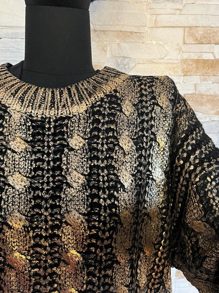 Maglione nero lavorazione oro