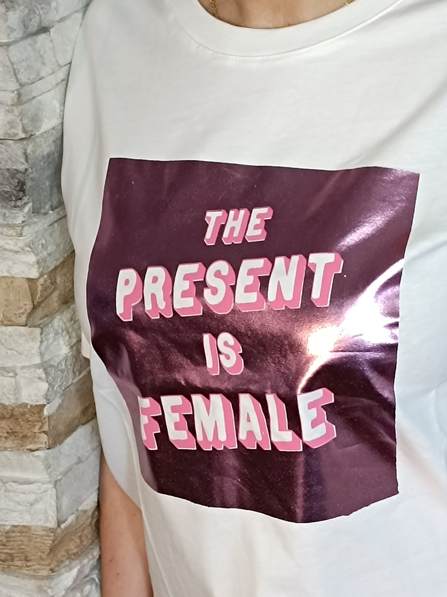 T-Shirt Bianca scritta rosa irridescente