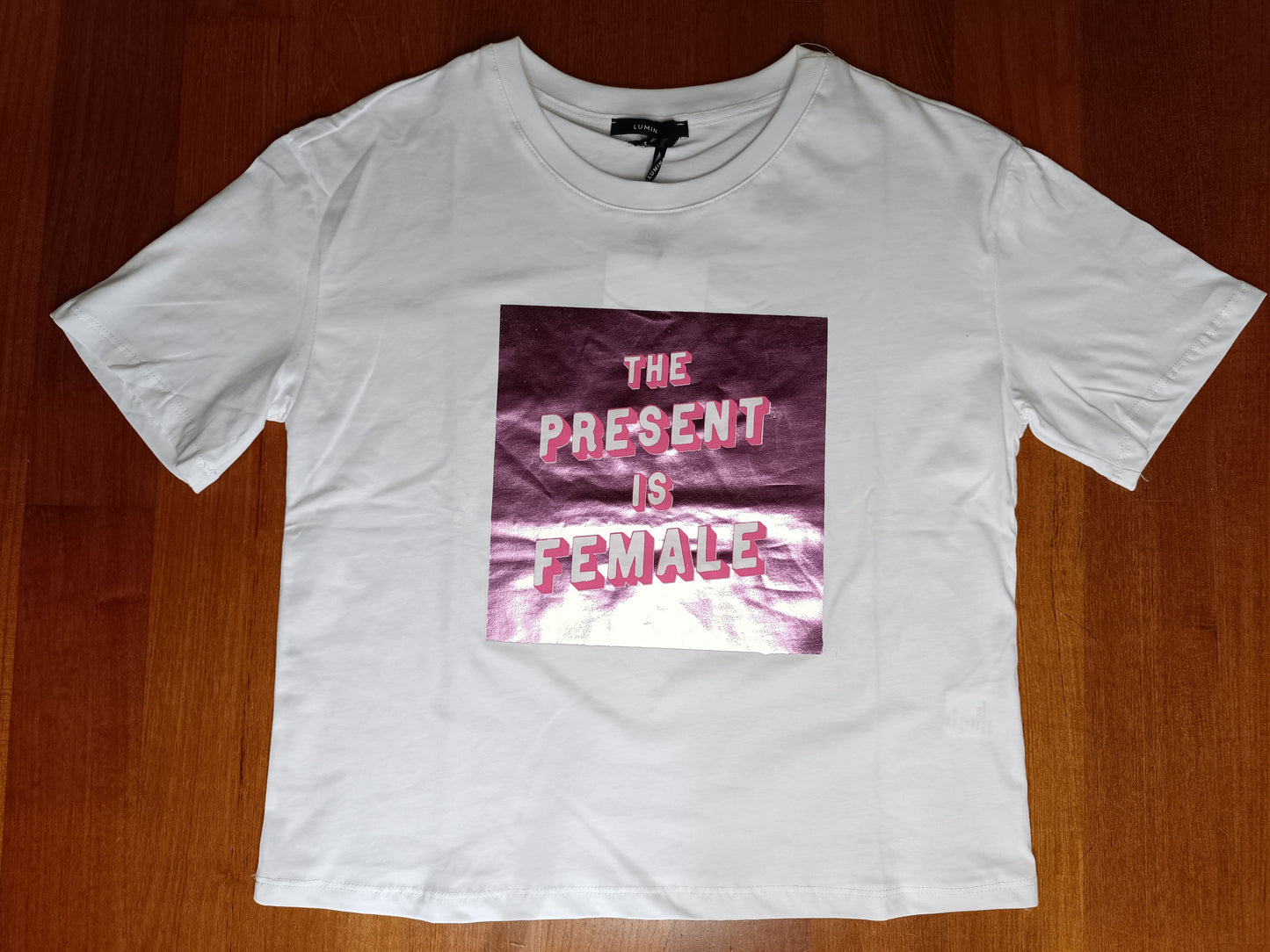 T-Shirt Bianca scritta rosa irridescente