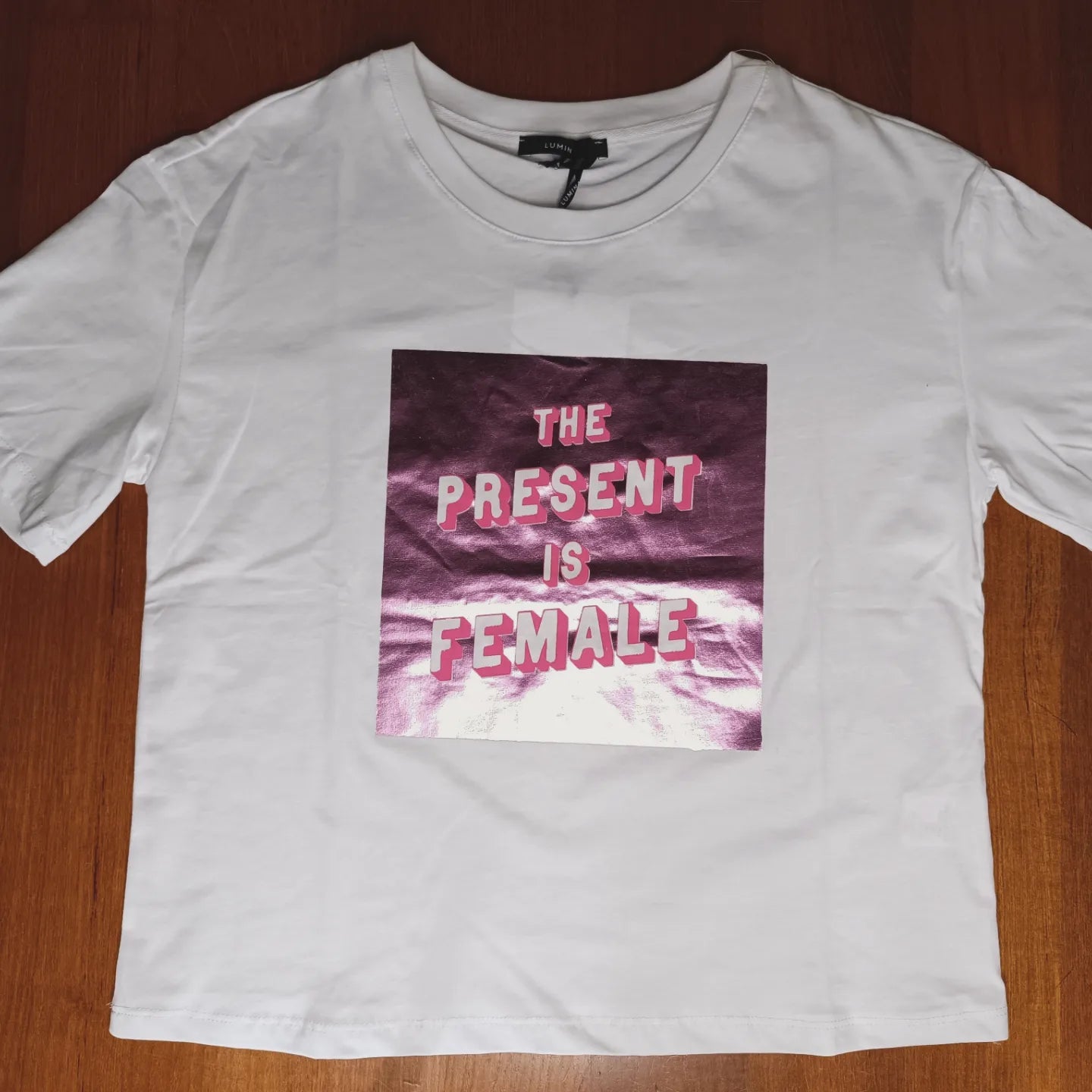 T-Shirt Bianca scritta rosa irridescente